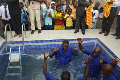 Premier service de baptême dans le baptistère de notre temple
