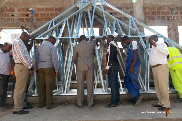 Notre pasteur consacrant les matériaux de la toiture de notre temple